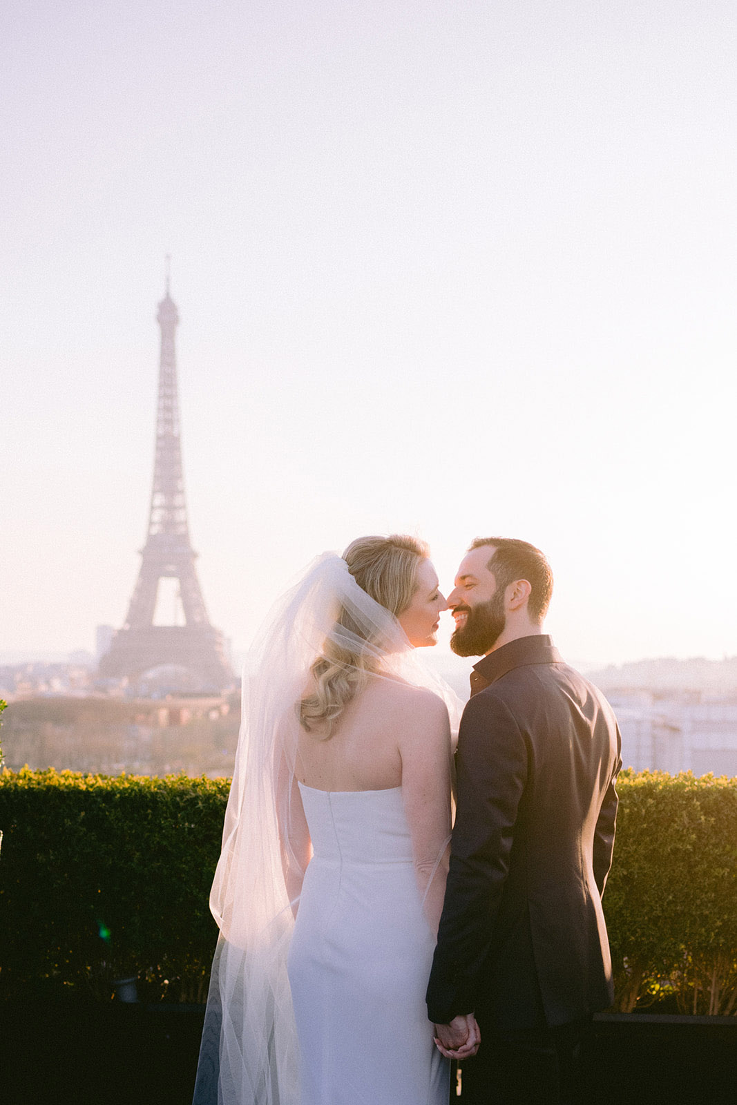beautiful photo wxith bride and groom and the eiffel tower in paris
